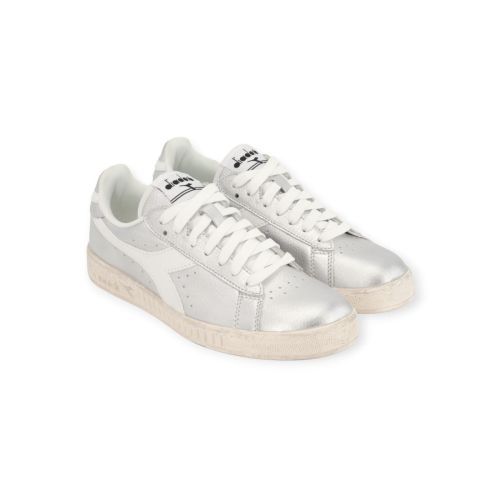 Diadora game low aura sw sneaker in zilver.