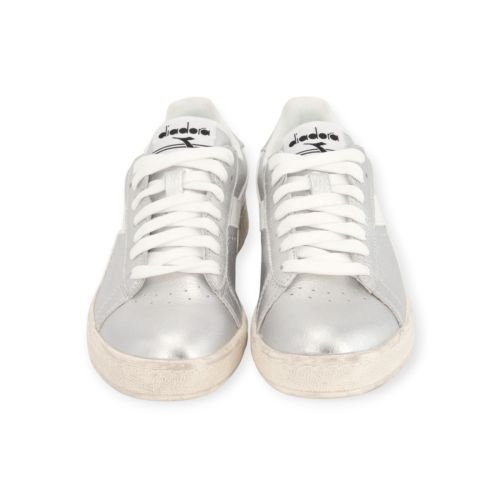 Diadora game low aura sw sneaker in zilver.