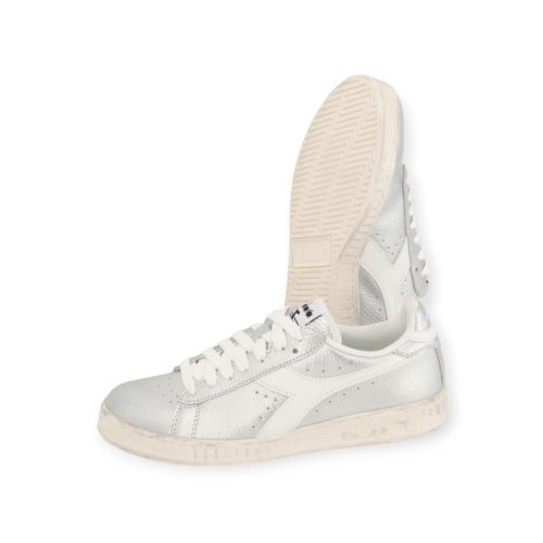 Diadora game low aura sw sneaker in zilver.
