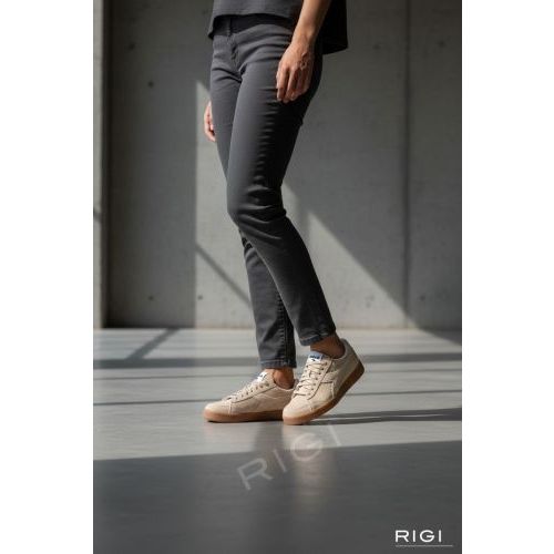 Diadora Game Low suède sneaker in beige suède voor dames. 