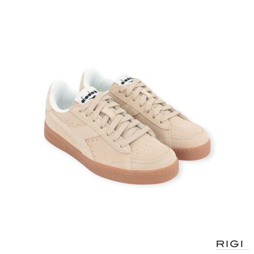 Diadora Game Low suède sneaker in beige suède voor dames. 