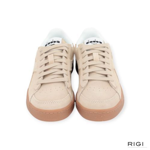 Diadora Game Low suède sneaker in beige suède voor dames. 