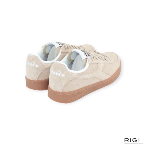 Diadora Game Low suède sneaker in beige suède voor dames. 