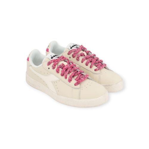 Diadora game low waxed paisley dames sneaker in off wit met roze. Diadora game low waxed paisley dames sneaker in off wit met roze.
