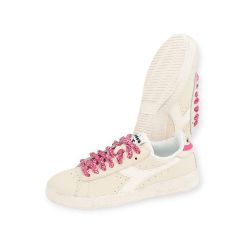 Diadora game low waxed paisley dames sneaker in off wit met roze. Diadora game low waxed paisley dames sneaker in off wit met roze.