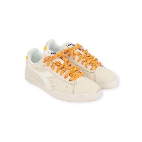 Diadora game low waxed paisley dames sneaker in off wit met oranje.
