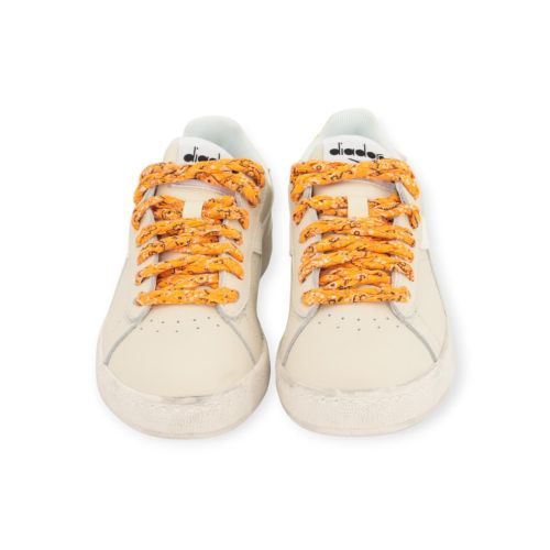 Diadora game low waxed paisley dames sneaker in off wit met oranje.