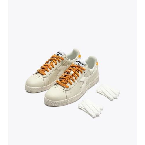 Diadora game low waxed paisley dames sneaker in off wit met oranje.