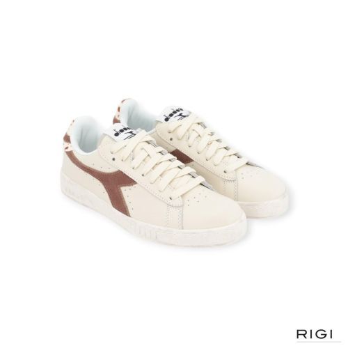Diadora Game Low-Wild sneaker in offwit leer met bruin suède voor dames. 