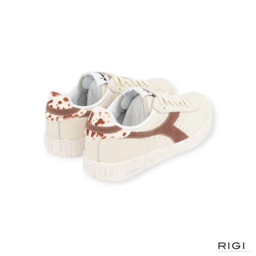 Diadora Game Low-Wild sneaker in offwit leer met bruin suède voor dames. 