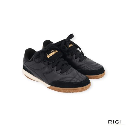 Diadora Gold Indoor sneaker in zwart leer met suède voor dames. Diadora Gold Indoor sneaker in zwart leer met suède voor dames.