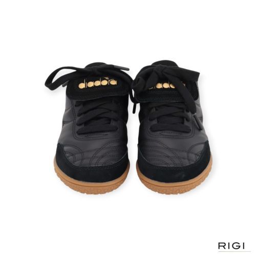 Diadora Gold Indoor sneaker in zwart leer met suède voor dames. Diadora Gold Indoor sneaker in zwart leer met suède voor dames.