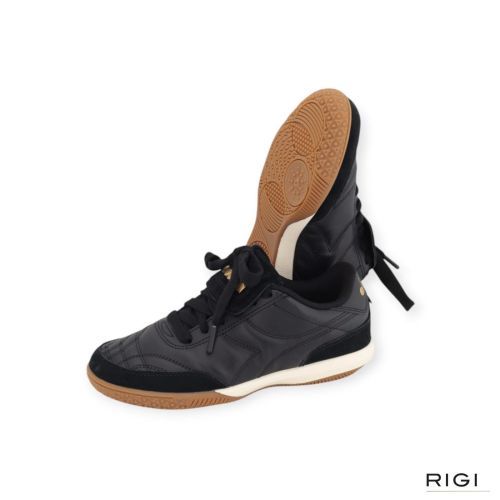 Diadora Gold Indoor sneaker in zwart leer met suède voor dames. Diadora Gold Indoor sneaker in zwart leer met suède voor dames.