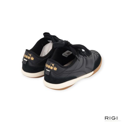 Diadora Gold Indoor sneaker in zwart leer met suède voor dames. Diadora Gold Indoor sneaker in zwart leer met suède voor dames.