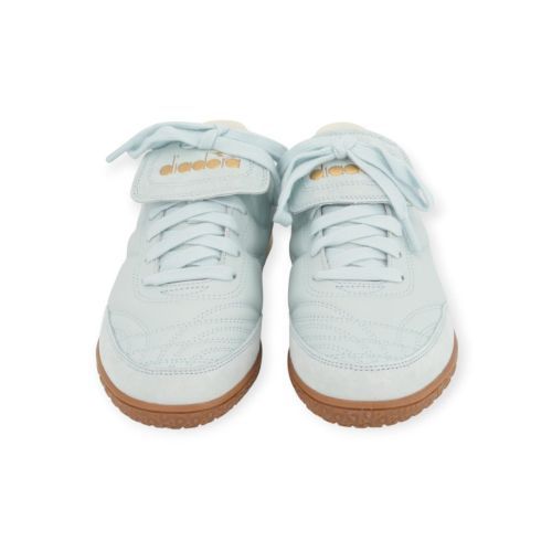 Diadora Gold Indoor Metal dames sneaker in het licht blauw leer. Diadora Gold Indoor Metal dames sneaker in het licht blauw leer.