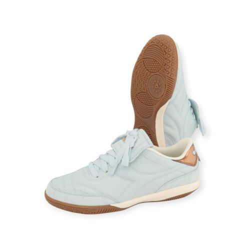 Diadora Gold Indoor Metal dames sneaker in het licht blauw leer. Diadora Gold Indoor Metal dames sneaker in het licht blauw leer.