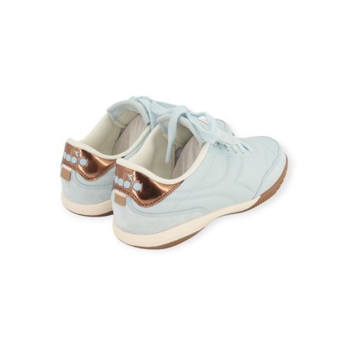 Diadora Gold Indoor Metal dames sneaker in het licht blauw leer. Diadora Gold Indoor Metal dames sneaker in het licht blauw leer.