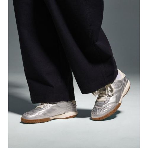 Diadora Gold Indoor Metallic zilver sneaker.