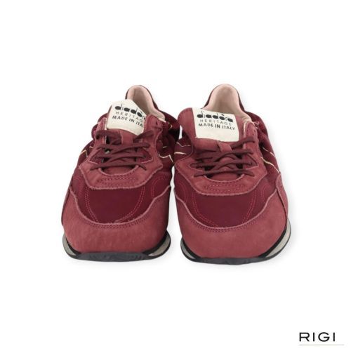 Diadora Heritage Equipe Revenge Etoile dames sneaker in bordeaux suede leer. Diadora Heritage Equipe Revenge Etoile dames sneaker in bordeaux suede leer.