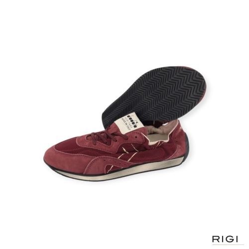 Diadora Heritage Equipe Revenge Etoile dames sneaker in bordeaux suede leer. Diadora Heritage Equipe Revenge Etoile dames sneaker in bordeaux suede leer.
