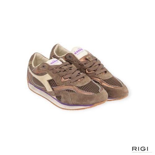 Diadora Heritage Equipe Revenge MESH SW WN in bruin suède met mesh voor dames. Diadora Heritage Equipe Revenge MESH SW WN in bruin suède met mesh voor dames.