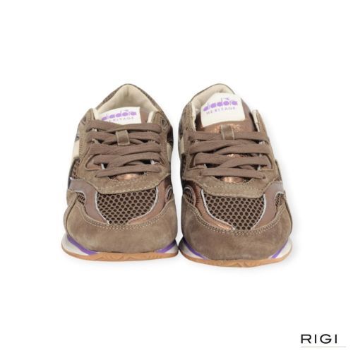 Diadora Heritage Equipe Revenge MESH SW WN in bruin suède met mesh voor dames. Diadora Heritage Equipe Revenge MESH SW WN in bruin suède met mesh voor dames.
