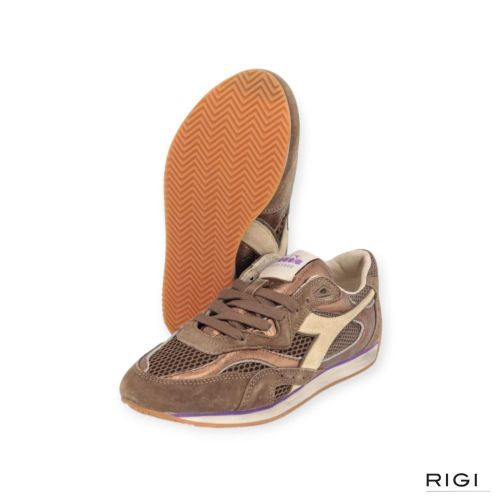 Diadora Heritage Equipe Revenge MESH SW WN in bruin suède met mesh voor dames. Diadora Heritage Equipe Revenge MESH SW WN in bruin suède met mesh voor dames.