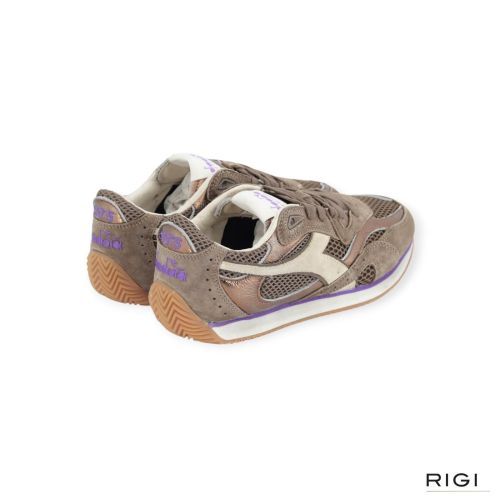 Diadora Heritage Equipe Revenge MESH SW WN in bruin suède met mesh voor dames. Diadora Heritage Equipe Revenge MESH SW WN in bruin suède met mesh voor dames.