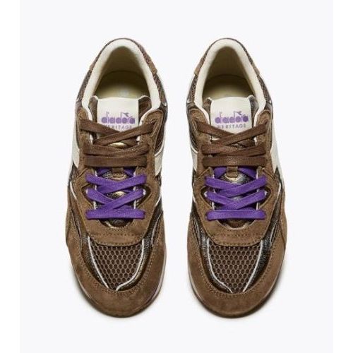 Diadora Heritage Equipe Revenge MESH SW WN in bruin suède met mesh voor dames. Diadora Heritage Equipe Revenge MESH SW WN in bruin suède met mesh voor dames.