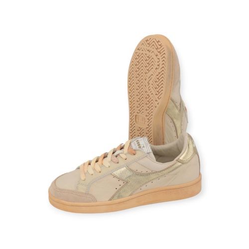 Diadora Heritage prestige aged italia dames sneaker in off wit met goud leer.