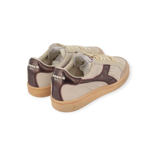 Diadora Heritage prestige aged italia dames sneaker in off wit met brons leer.