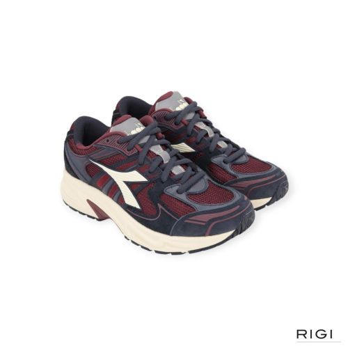 Diadora Mythos Star in blauw suède met bordeaux mesh voor dames. 