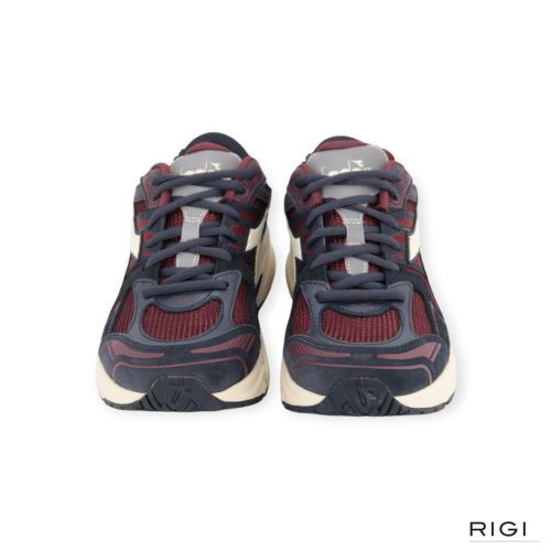 Diadora Mythos Star in blauw suède met bordeaux mesh voor dames. 