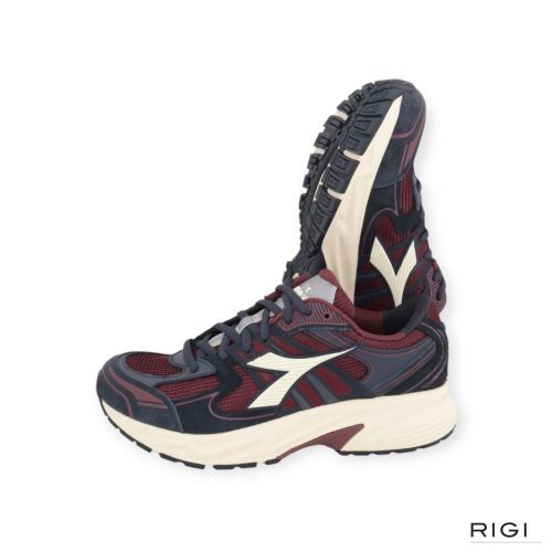 Diadora Mythos Star in blauw suède met bordeaux mesh voor dames. 