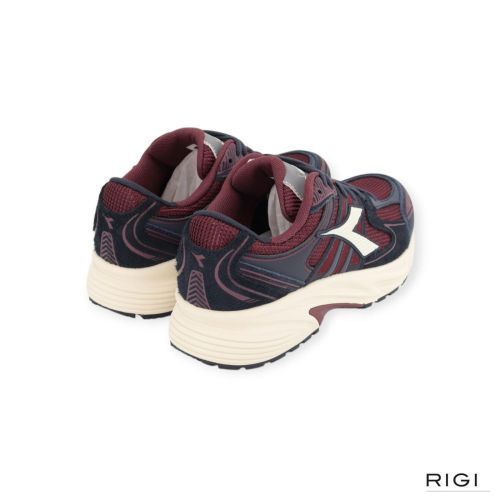 Diadora Mythos Star in blauw suède met bordeaux mesh voor dames. 