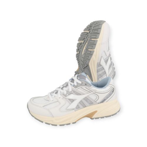 Diadora Mythos Star Lea sneaker in het off wit met licht grijs leer. Diadora Mythos Star Lea sneaker in het off wit met licht grijs leer.