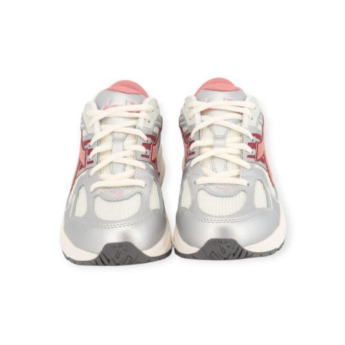 Diadora Mythos Star Met sneaker in het zilver met rood leer. Diadora Mythos Star Met sneaker in het zilver met rood leer.