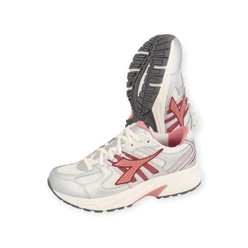 Diadora Mythos Star Met sneaker in het zilver met rood leer. Diadora Mythos Star Met sneaker in het zilver met rood leer.