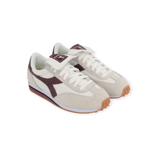 Diadora Rally Indoor dames sneaker in het wit met bordeaux. Diadora Rally Indoor dames sneaker in het wit met bordeaux.