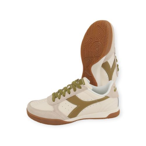 Diadora Seoul Indoor sneaker voor dames in off wit leer met groen. Diadora Seoul Indoor sneaker voor dames in off wit leer met groen.