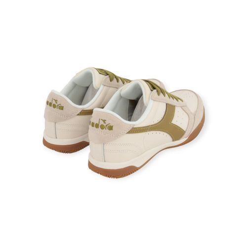 Diadora Seoul Indoor sneaker voor dames in off wit leer met groen. Diadora Seoul Indoor sneaker voor dames in off wit leer met groen.