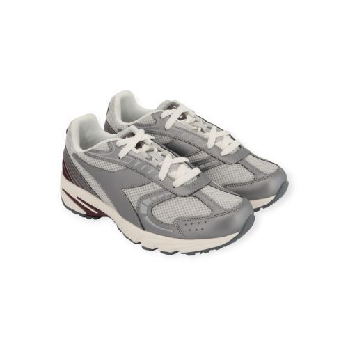 Diadora velara dames sneaker in het zilver met bordeaux. Diadora velara dames sneaker in het zilver met bordeaux.