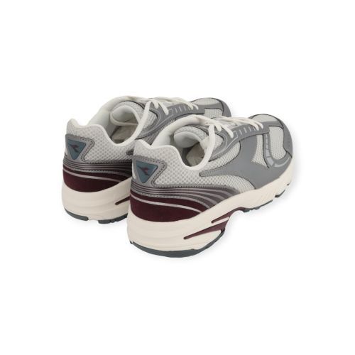 Diadora velara dames sneaker in het zilver met bordeaux. Diadora velara dames sneaker in het zilver met bordeaux.