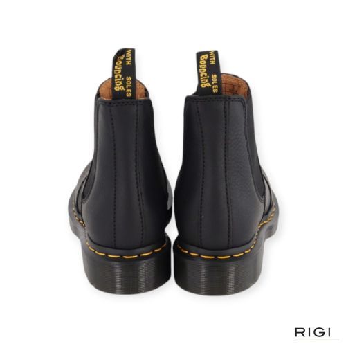Dr Martens enkellaars Ambassador v2976 oor dames in zwart leer. 