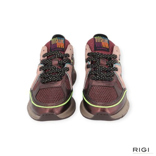Floris Van Bommel Daysi 09.02 SFW-10174-84.01 sneaker in bordeaux mettalic mesh met roze suède voor dames. Floris Van Bommel Daysi 09.02 SFW-10174-84.01 sneaker in bordeaux mettalic mesh met roze suède voor dames.