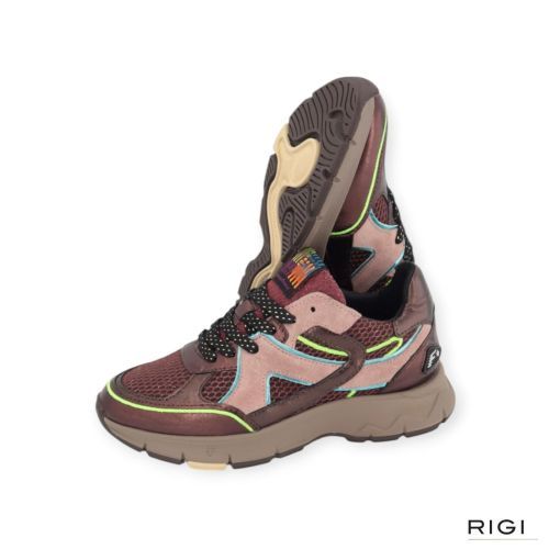 Floris Van Bommel Daysi 09.02 SFW-10174-84.01 sneaker in bordeaux mettalic mesh met roze suède voor dames. Floris Van Bommel Daysi 09.02 SFW-10174-84.01 sneaker in bordeaux mettalic mesh met roze suède voor dames.