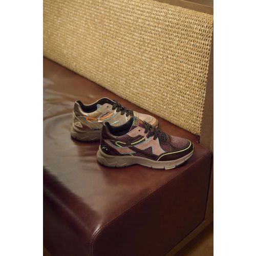 Floris Van Bommel Daysi 09.02 SFW-10174-84.01 sneaker in bordeaux mettalic mesh met roze suède voor dames. Floris Van Bommel Daysi 09.02 SFW-10174-84.01 sneaker in bordeaux mettalic mesh met roze suède voor dames.