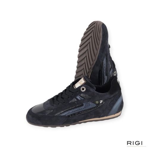 Floris Van Bommel Illvi 01.06 SFW-10150-41.01 sneaker in blauw suède met blauw lakleer voor dames. Floris Van Bommel Illvi 01.06 SFW-10150-41.01 sneaker in blauw suède met blauw lakleer voor dames.