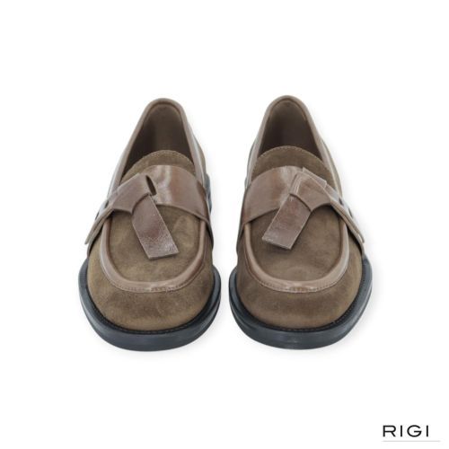 Frau A90C8 mocassin in kaki suède met lakleer voor dames. Frau A90C8 mocassin in kaki suède met lakleer voor dames.