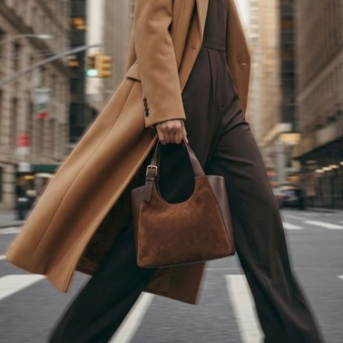 Furla Dora M tote WB0212 BX4018 handtas in bruin leer met suède voor dames. Furla Dora M tote WB0212 BX4018 handtas in bruin leer met suède voor dames.